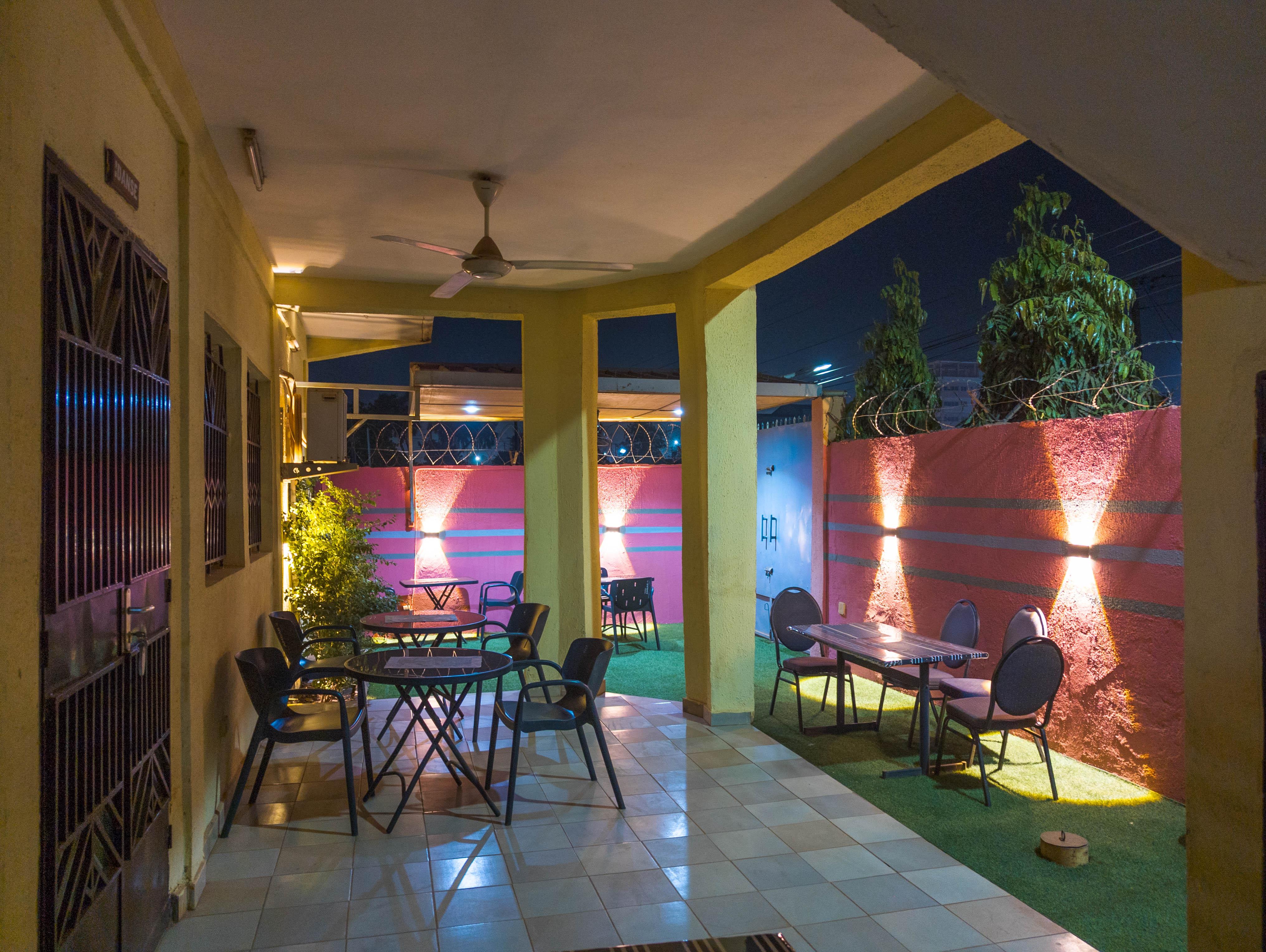 BAR-RESTAURANT